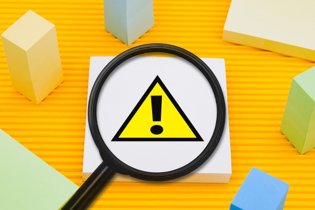 虫眼鏡の中にビックリマーク