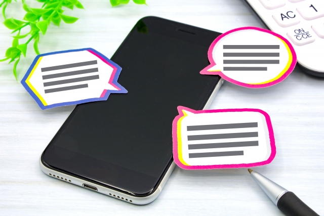 スマホに口コミの吹き出しが3つ付いている