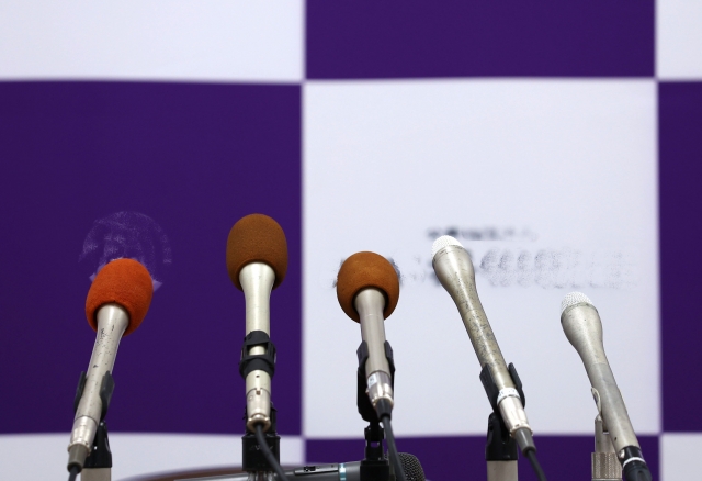 記者会見のシーン