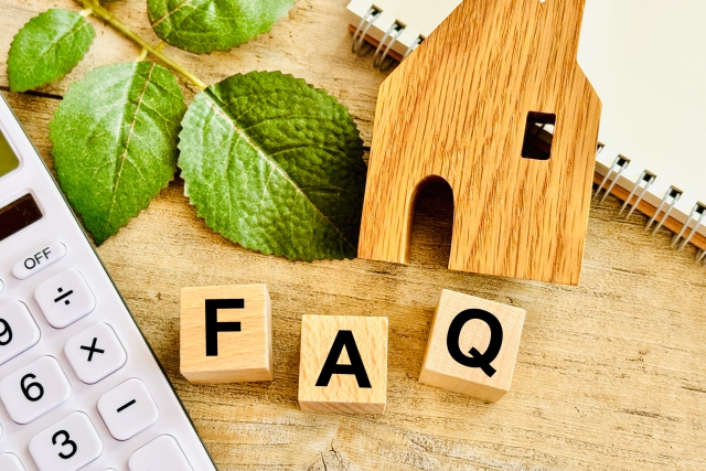 テーブルの上にあるFAQと書かれた積み木