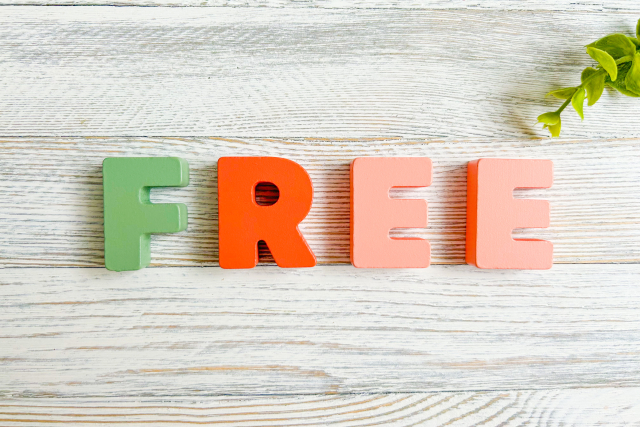白木の背景にFREEの文字