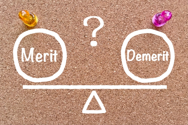 メリットとデメリットを天秤にかけている