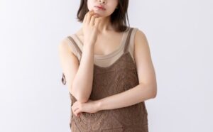 考える女性の姿