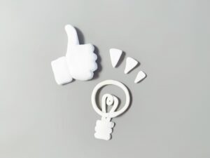 親指を立てたグーとひらめきのマーク